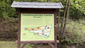 Hinweisschild am forstbotanischen Garten Wasungen