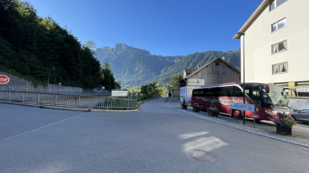 Hotel mit unserem roten Fleischmannreisenbus