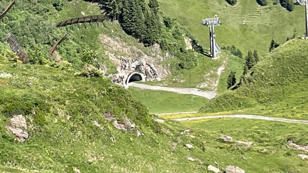 ein Tunnel am Wanderweg