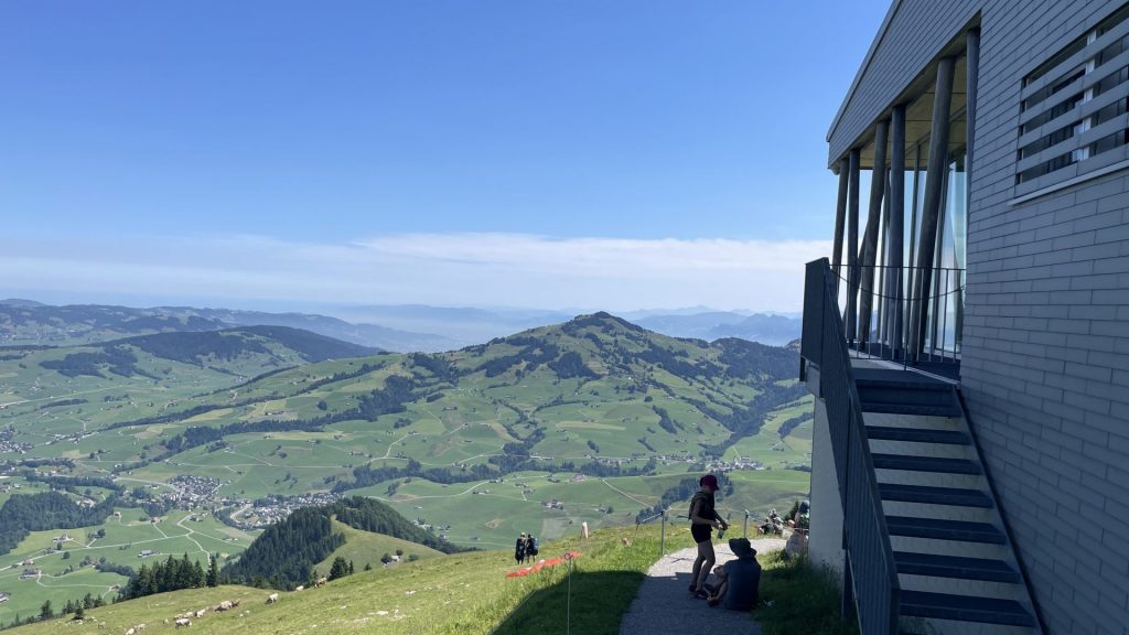 Blick an Seilbahnstation vorbei in der Schweiz