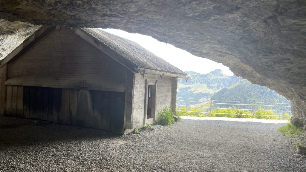 Schutzhütte in einer Höhle in den Felsen