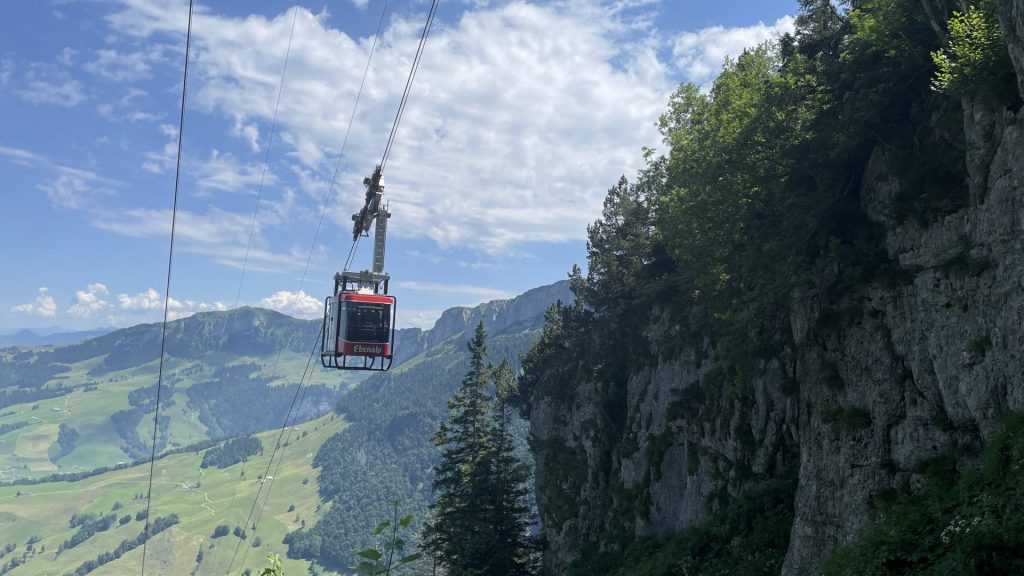 Seilbahn am Seil schwebend