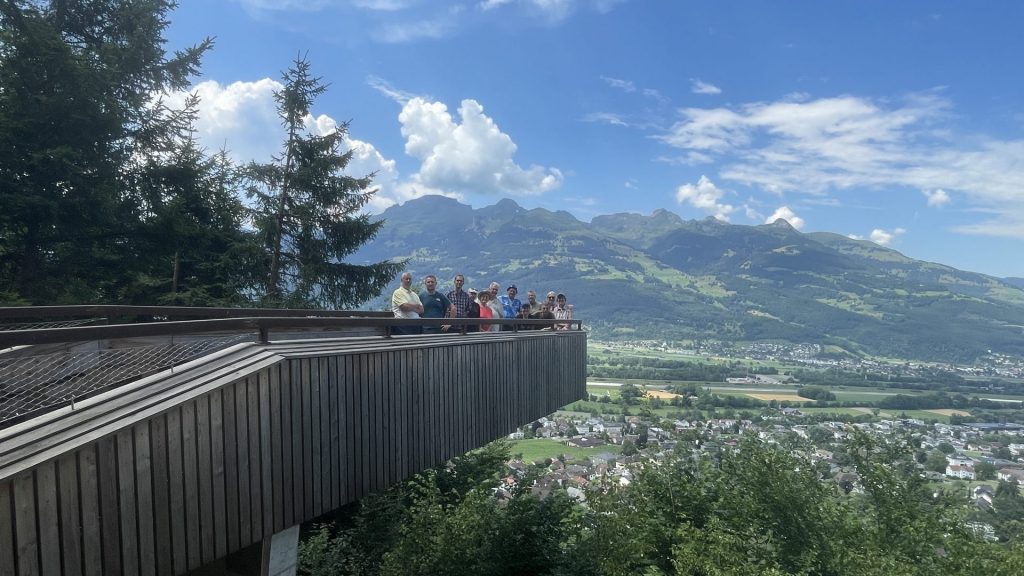 Aussichtsplattform mit unserer Gruppe über Vaduz