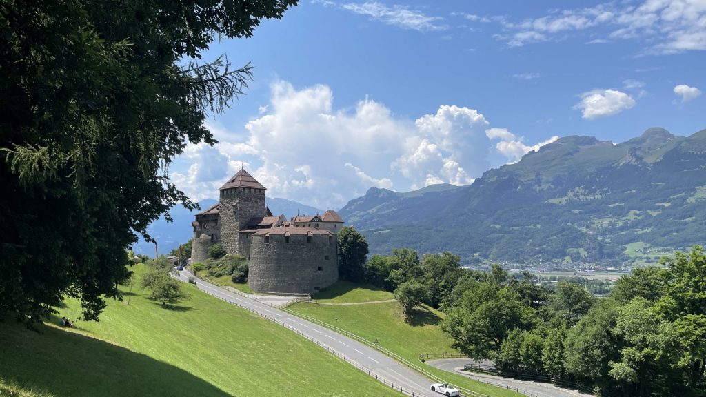 Schloss Vaduz aus der Ferne