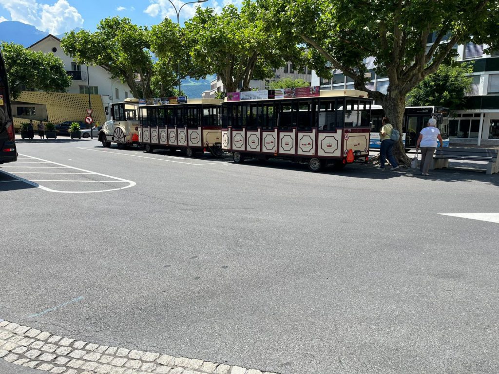 kleine Touristenbahn in der Stadt
