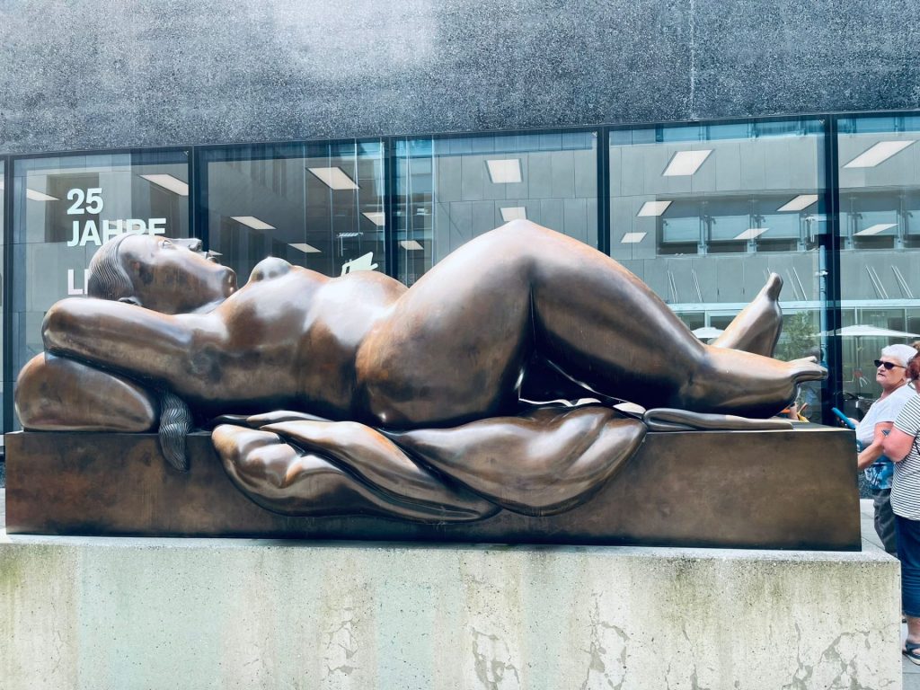 Skulptur - nakte Frau liegend