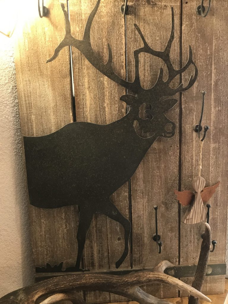 Hirschskulptur im Hotel