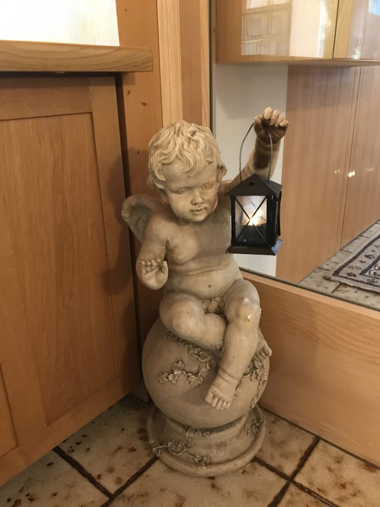 kleiner Junge mit Laterneskulptur