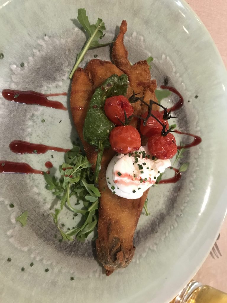 gebratene, panierte Aubergine mit kunstvoller Garnitur