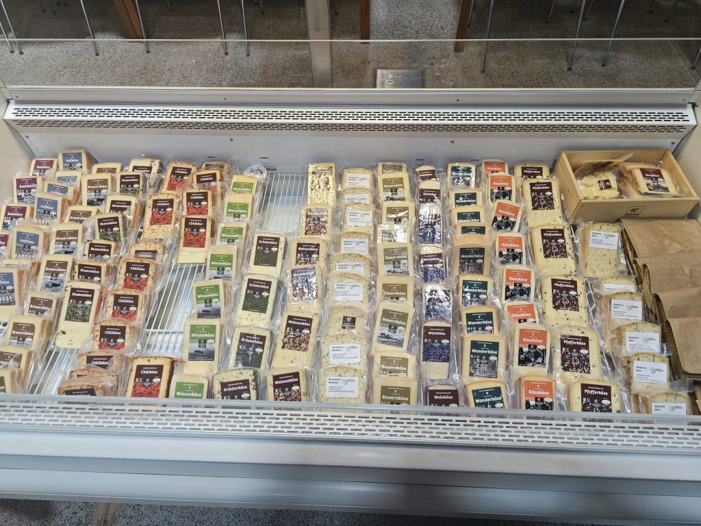 Vitrine mit Käseabpackungen zum Kaufen