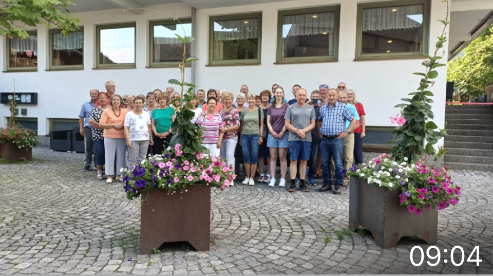 Gruppenbild aller Reiseteilnehmer vor dem Hotel, fotografiert von Swenja