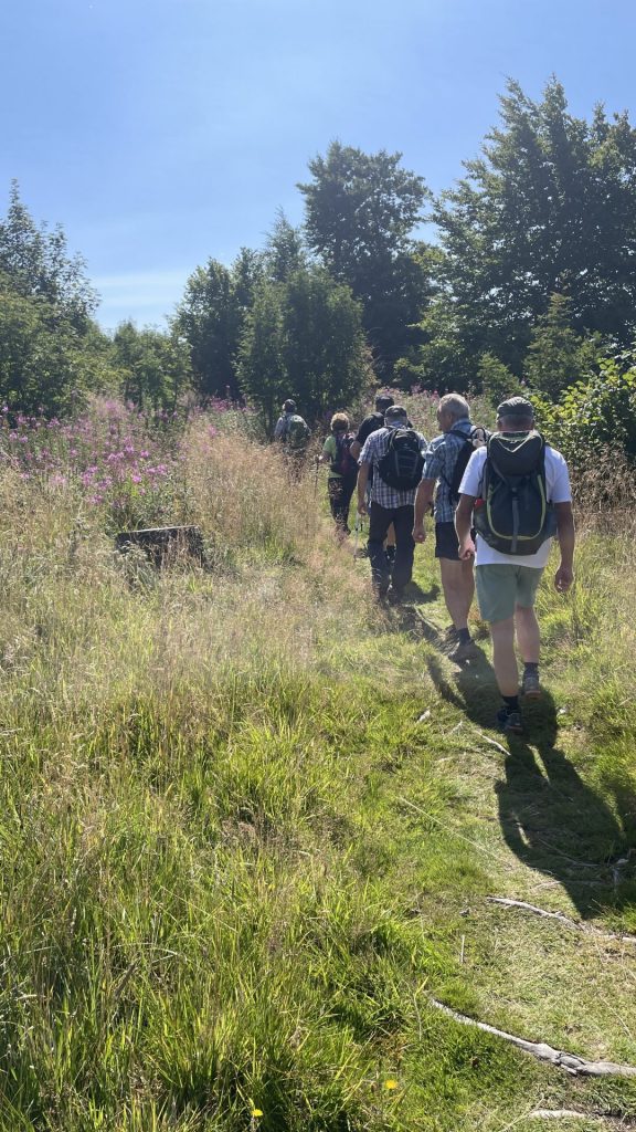 unsere Wandergruppe von hinten