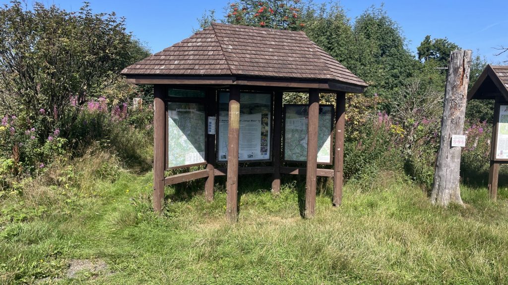 überdachte Hinweistafeln