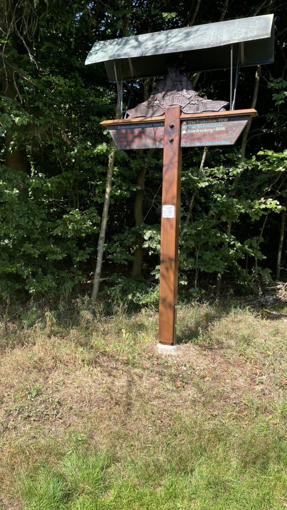 Denkmalsäule aus Holz