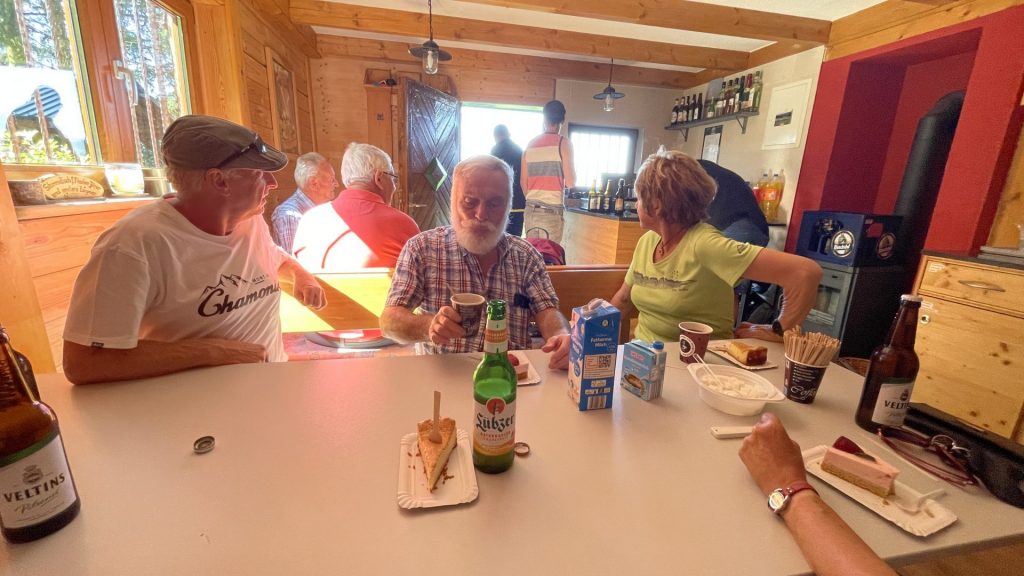 Gruppe Wanderfreunde am Tisch in der Hütte