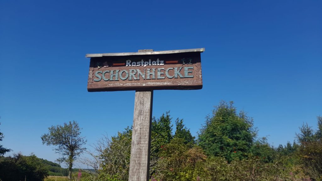 Schild mit Aufschrift: Schornhecke