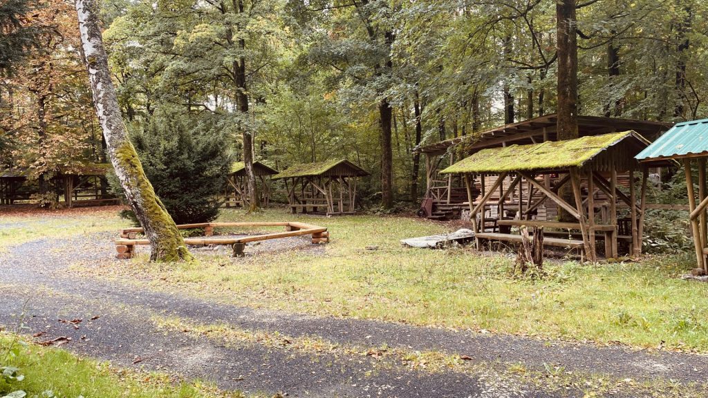Platz mit Sitzraufen an der Hohen Asch
