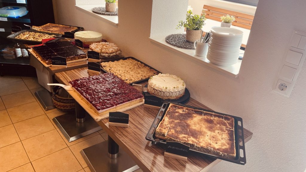 Kuchen und Torten in der Hütte