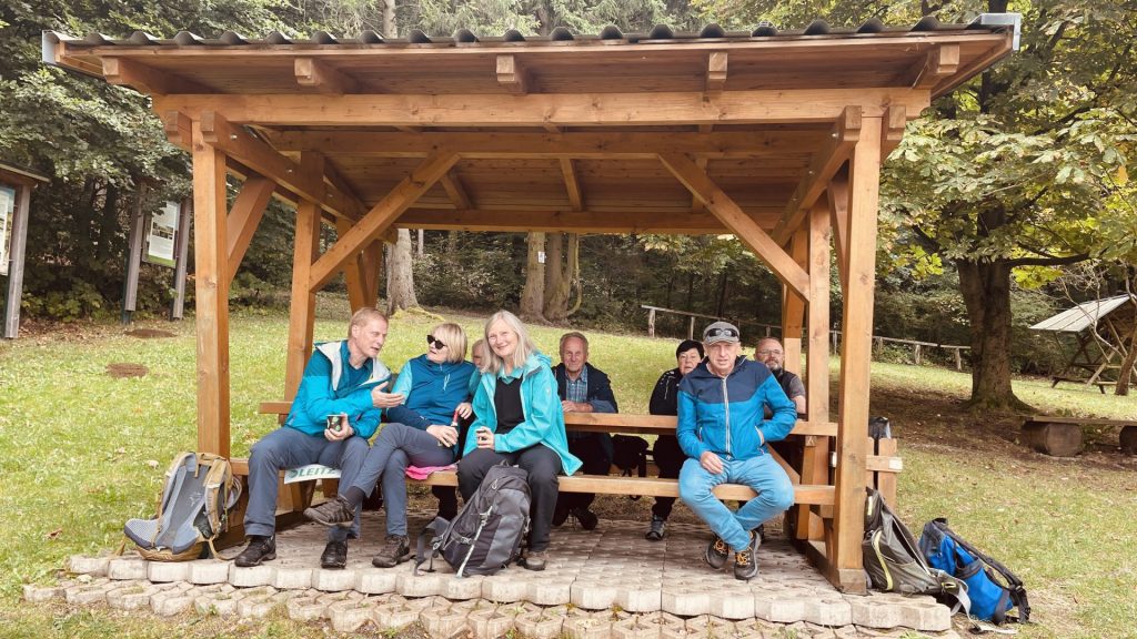 Wandergruppe in einer Sitzraufe sitzend