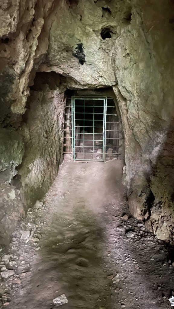 Gittertür vor einer Höhle am Felsentheater