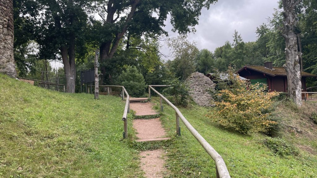 Steg zur Burgruine