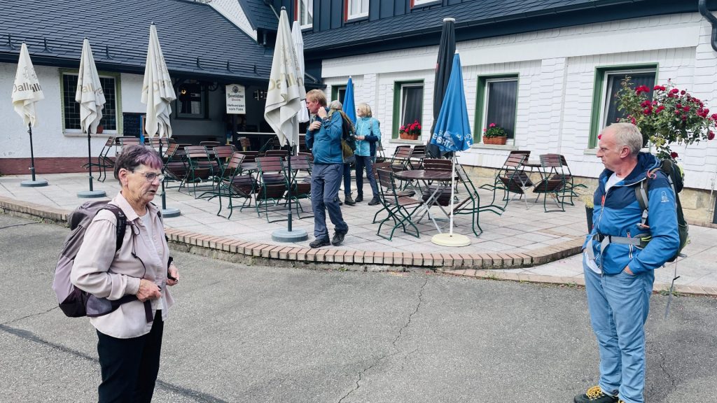 Gasthaus Hohe Klinge außen - ein Teil unserer Gruppe