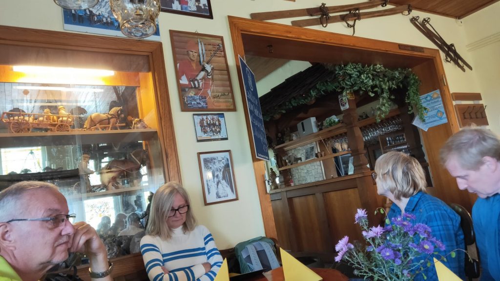 Gasthaus Hohe Klinge innen - unsere Gruppe am Tisch