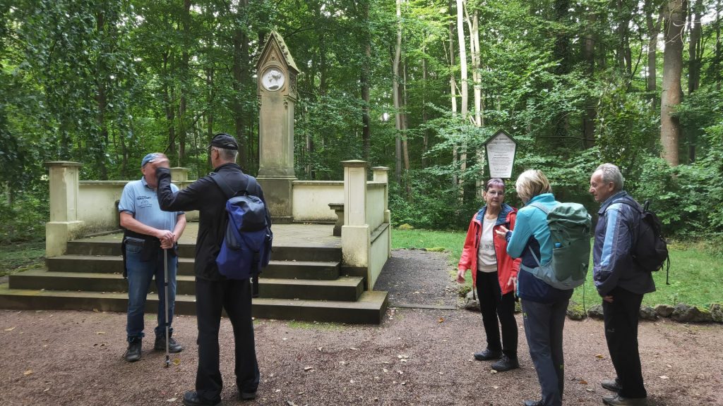 Wandergruppe vor dem Idadenkmal