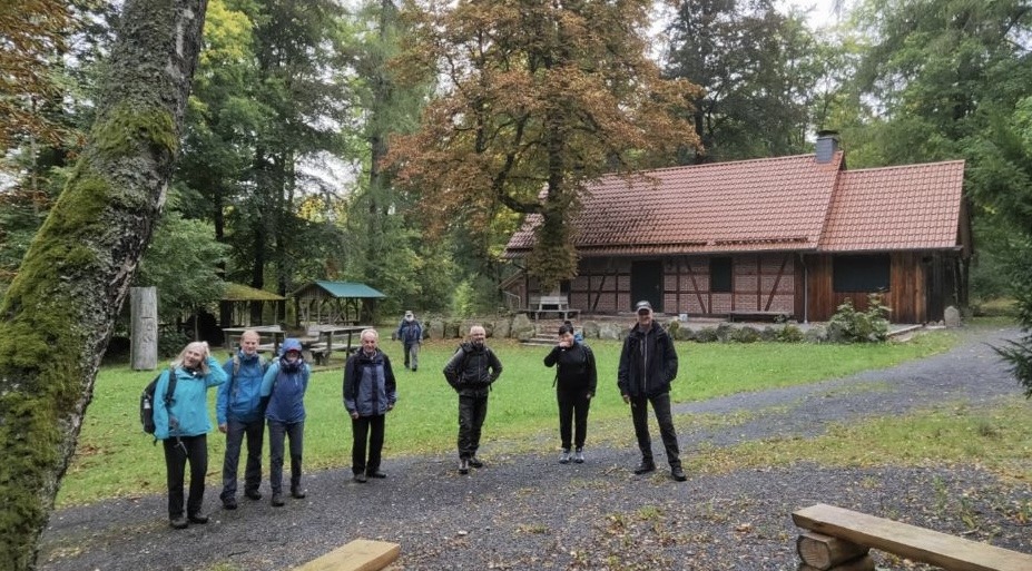 Wandergruppe vor der Hütte Hohe Asch